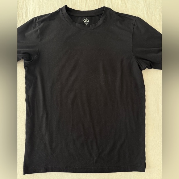 ALO Yoga Men's Classic Black Performance Tee - Picture 1 of 2